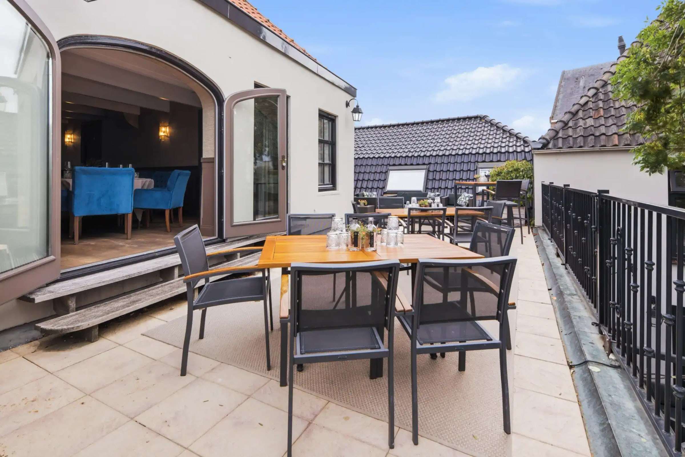 Terras van de Torenzaal met zicht op de daken van Montfoort