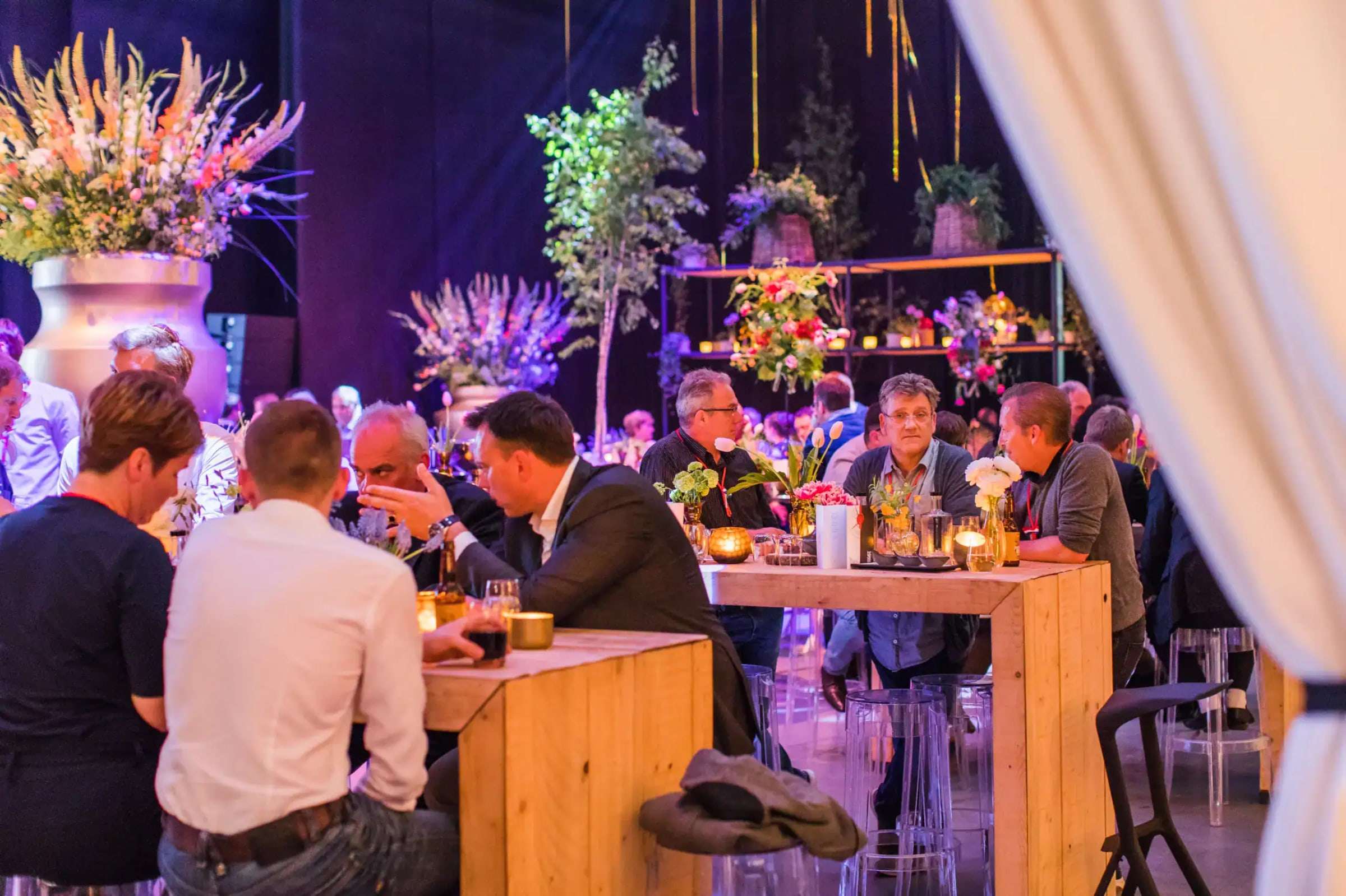 Gasten tijdens een sfeervol ingericht cateringevent op locatie