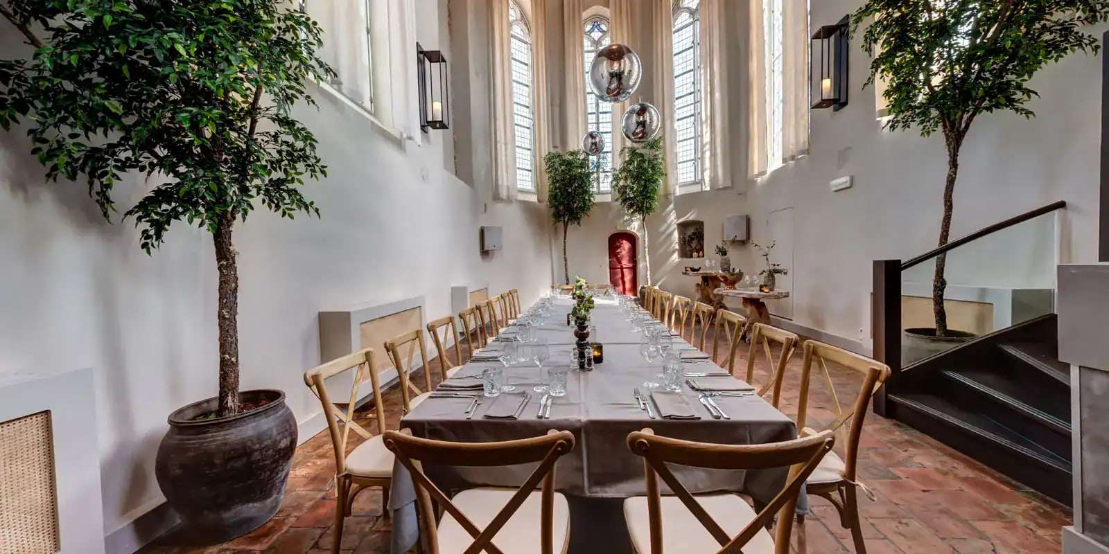 Lange gedekte tafel in de kapel van de Commanderij van Sint Jan