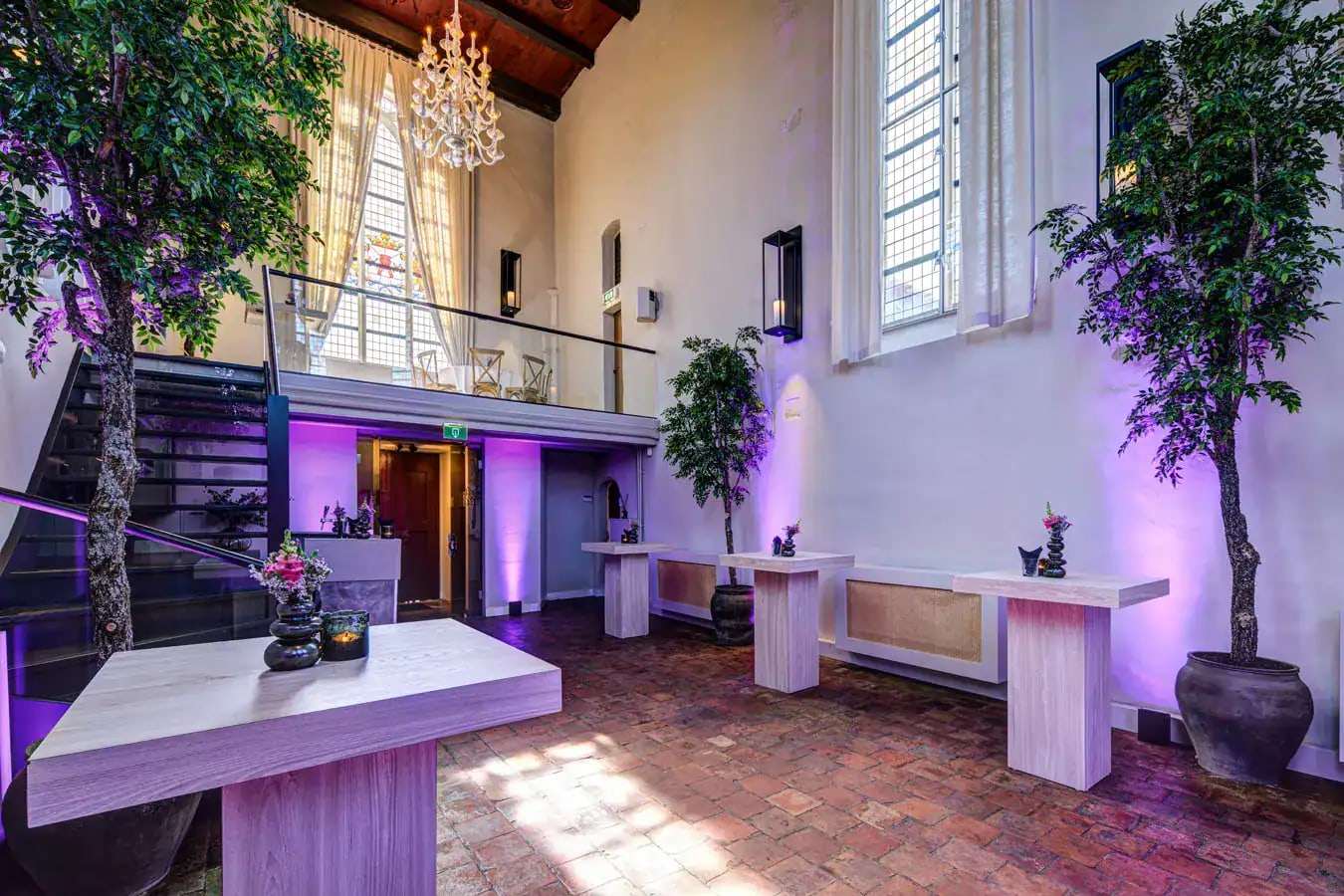 De kapel van de Commanderij in feestopstelling met sfeerverlichting