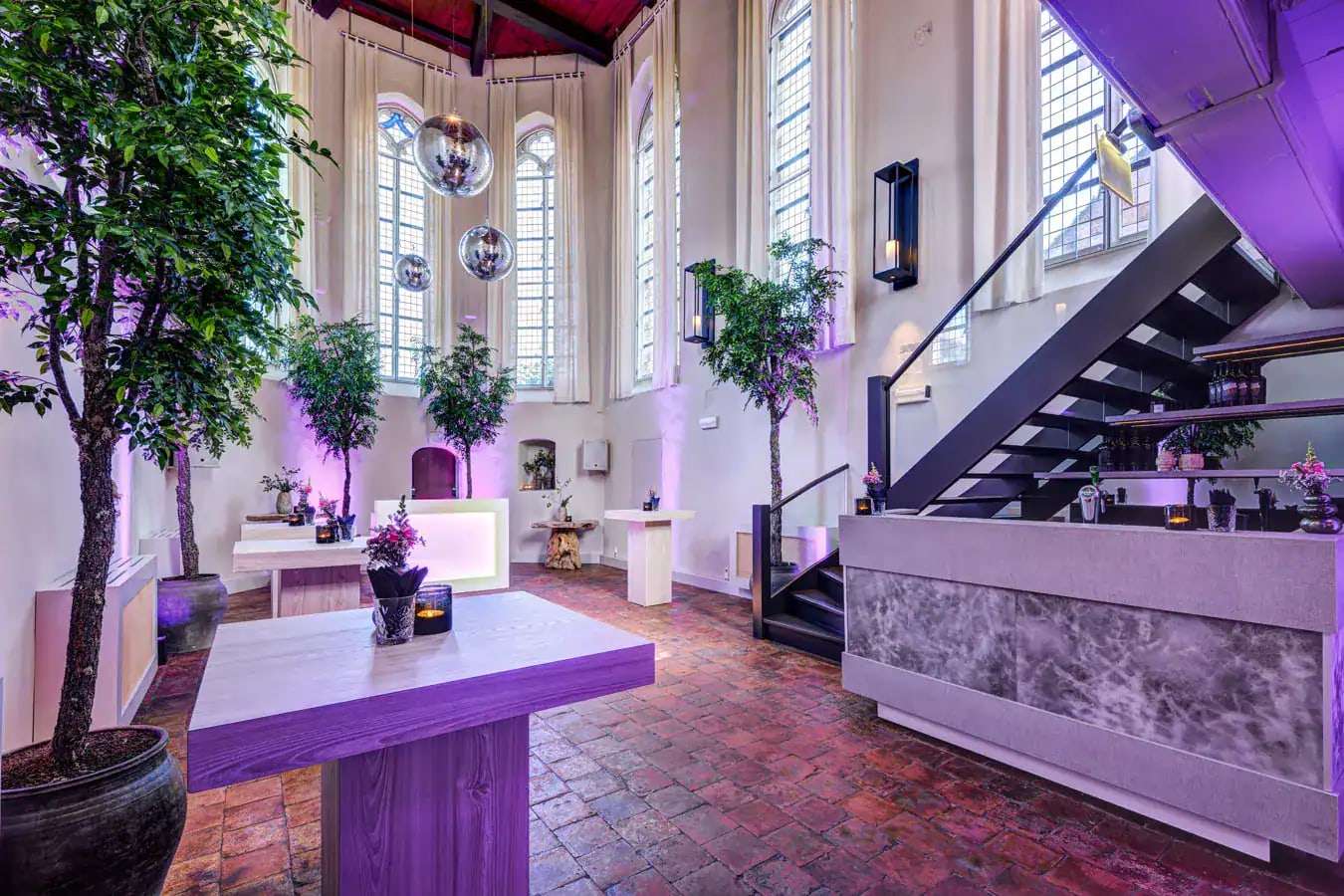 De kapel van de Commanderij van Sint Jan met hoge ramen en sfeerverlichting