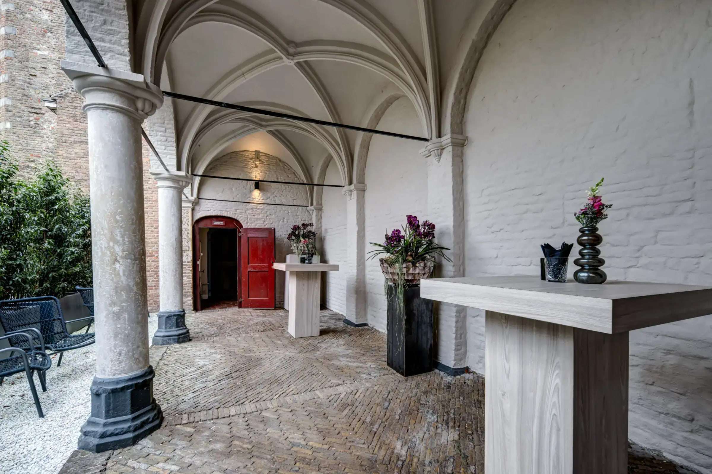 De kloostergang van de Commanderij van Sint Jan met gotische bogen