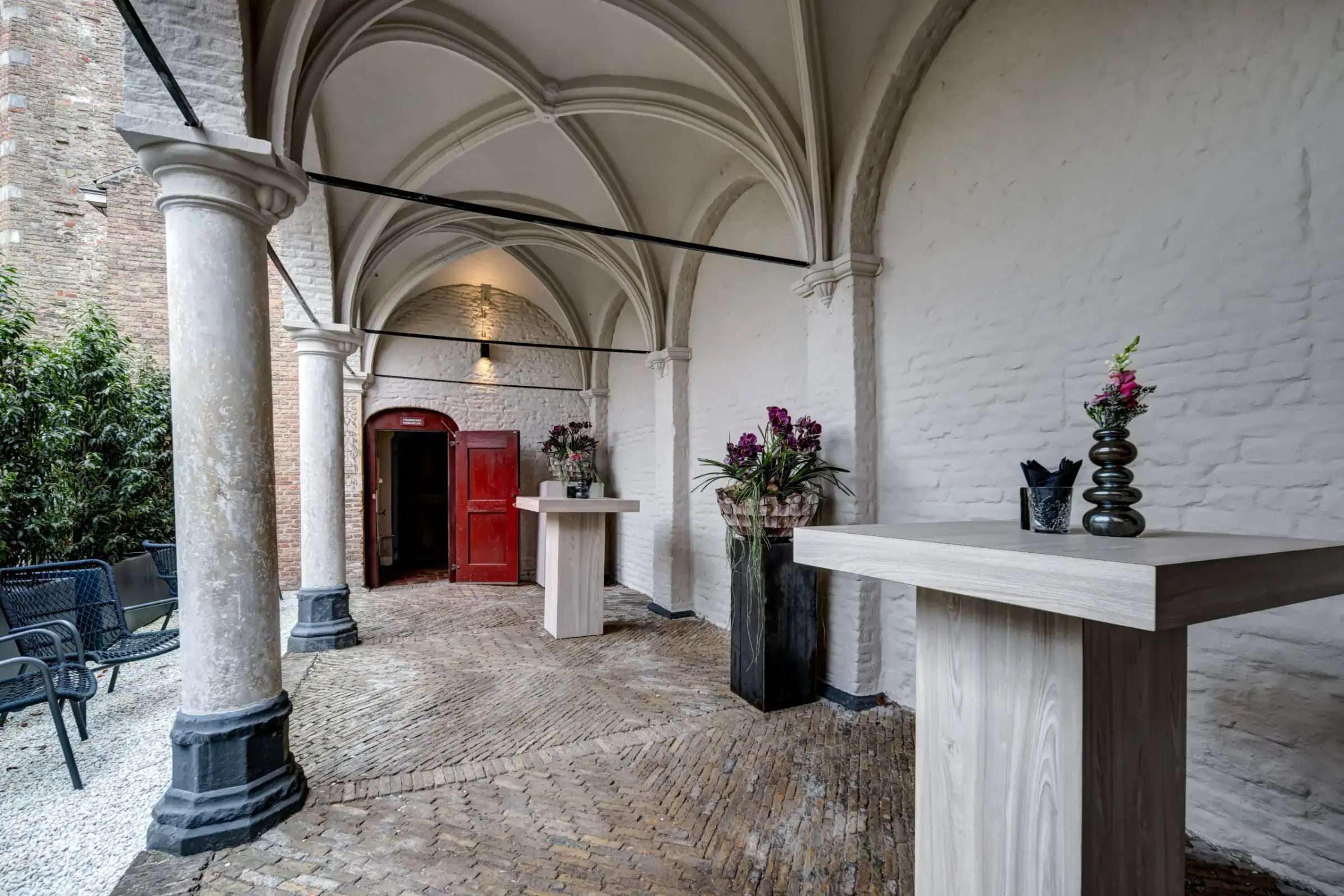 De kloostergang van de Commanderij van Sint Jan met gotische bogen