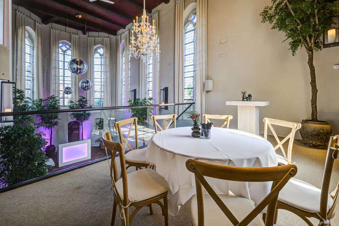 Ronde gedekte tafels in de kapel van de Commanderij