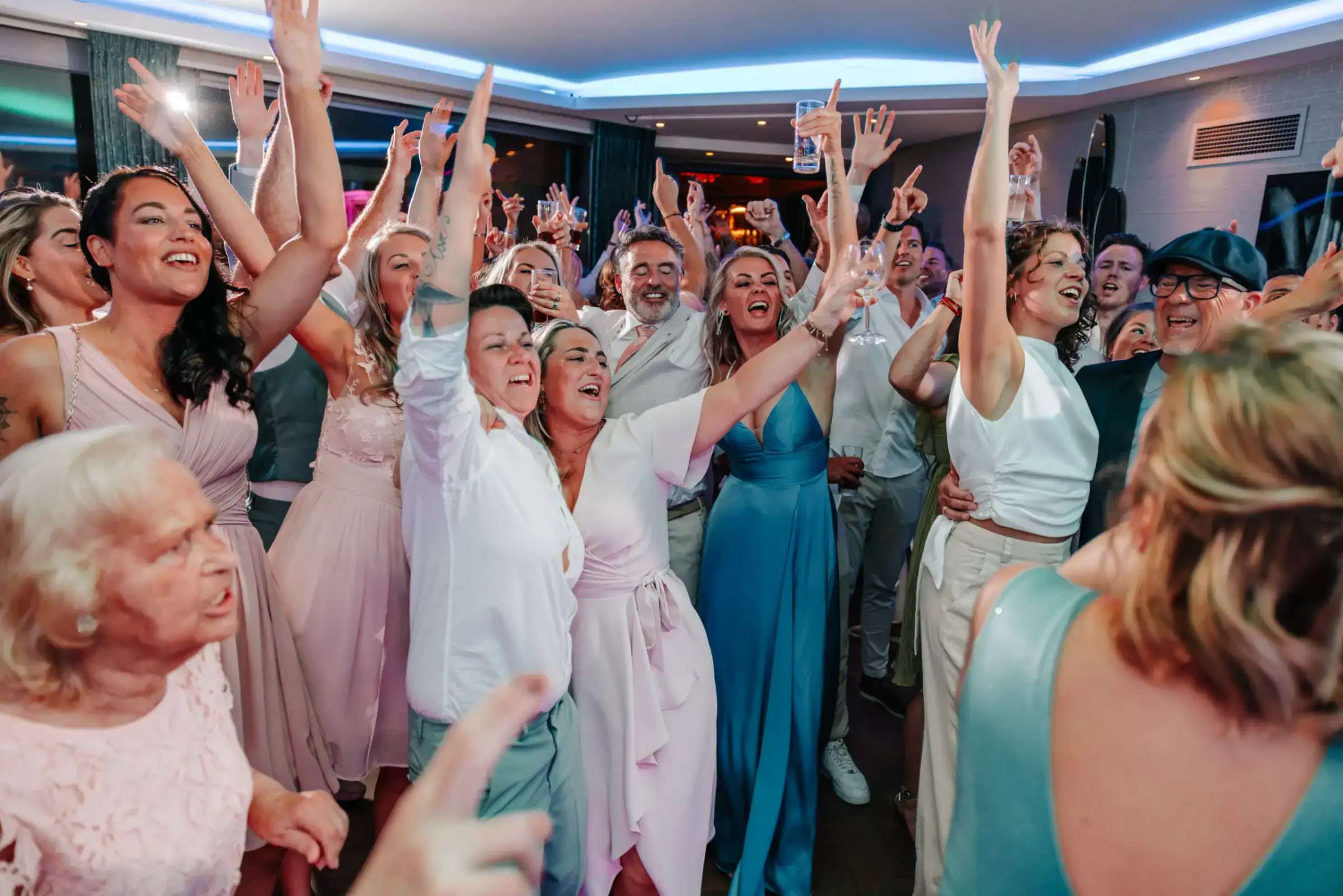 Gasten dansen en vieren feest bij De Heeren van Montfoort