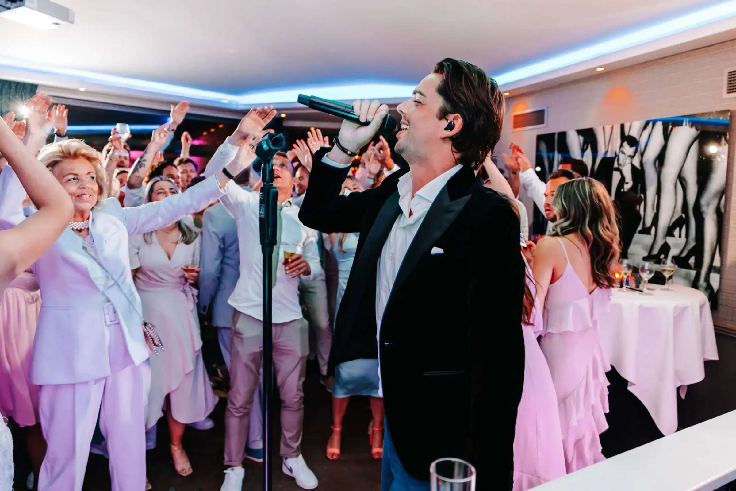 Feestavond met live muziek en dansende gasten