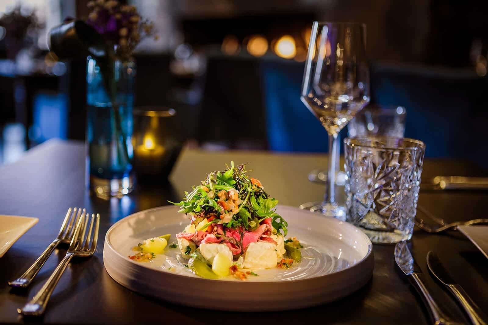 Salade met verse groenten en vis in het restaurant