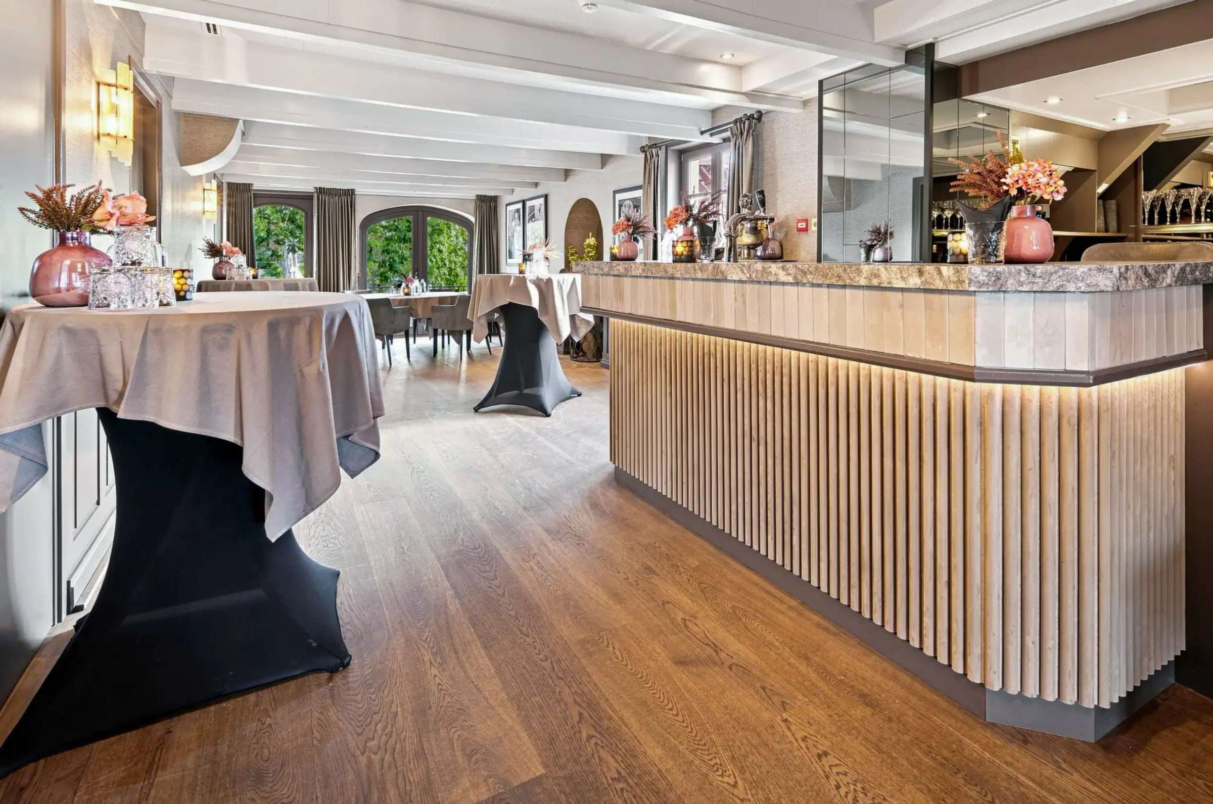 Bar in de IJsselzaal met statafel