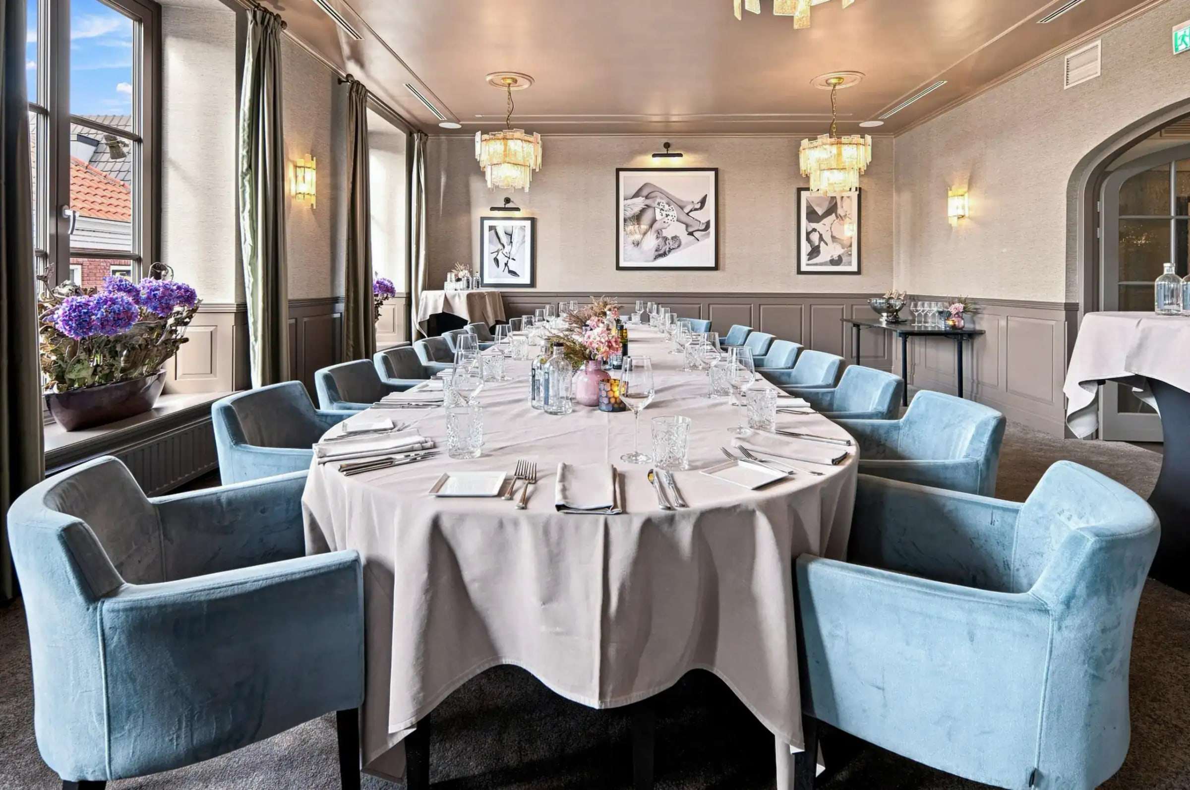 Ovale tafel met fluwelen stoelen in de IJsselzaal