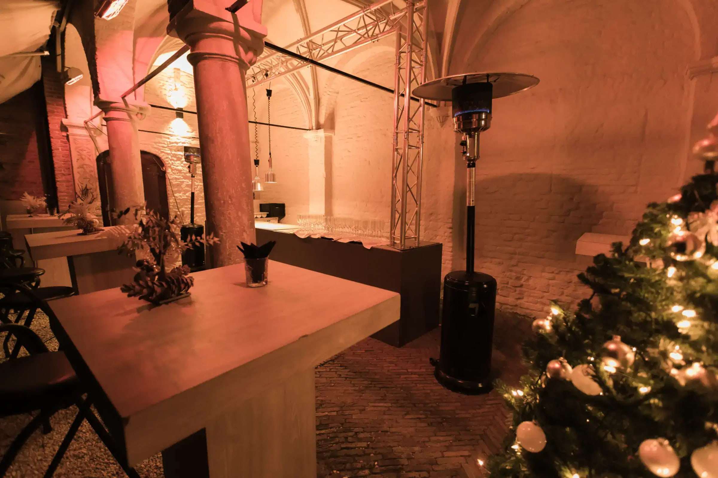 De Commanderij in kerstsfeer met gedekte tafels