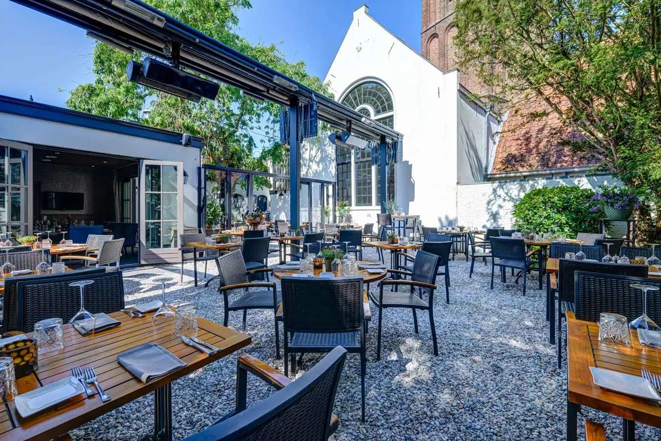 Gedekte tafels op het Heerenterras naast de historische kerk