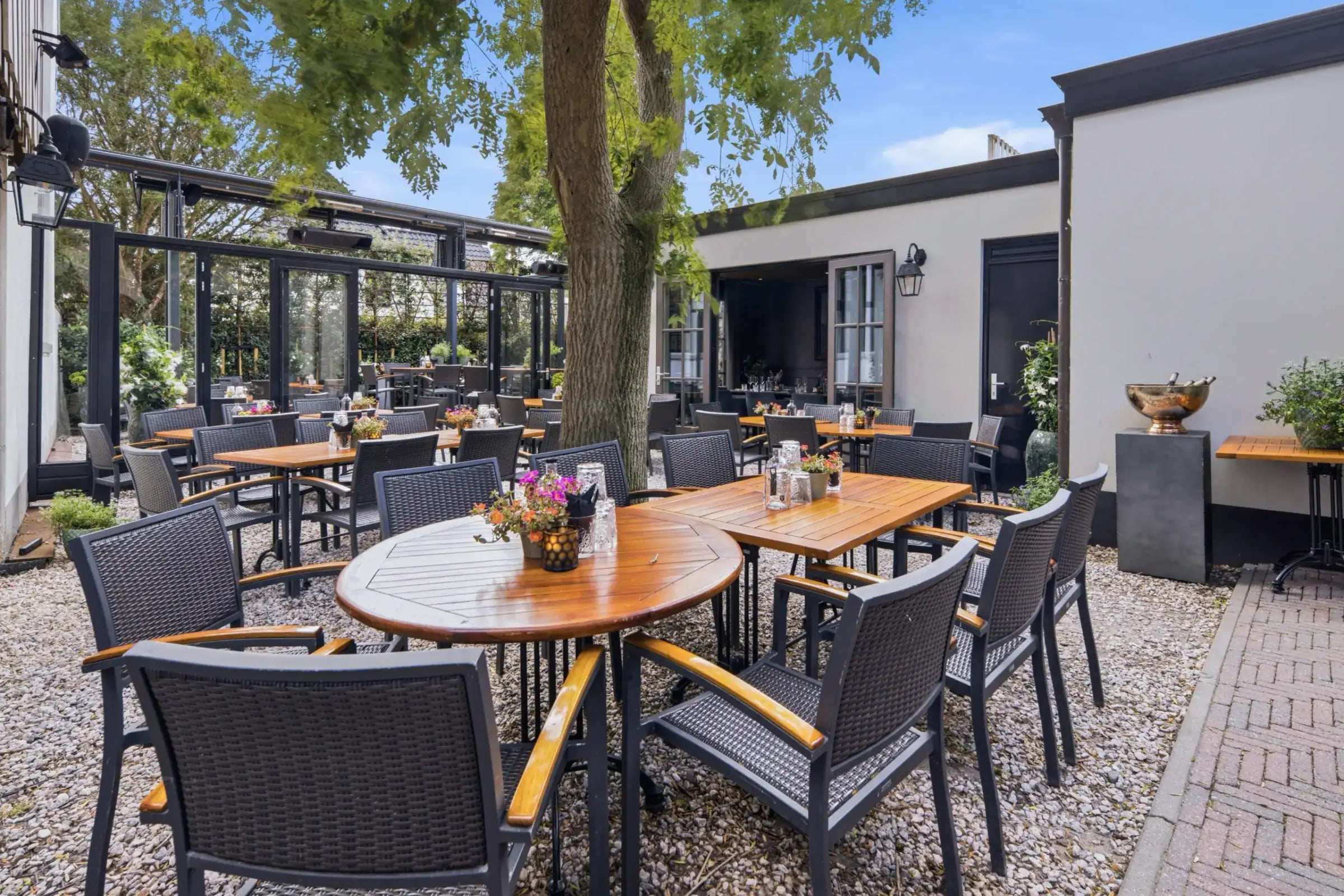 Zonnig Heerenterras met gedekte tafels