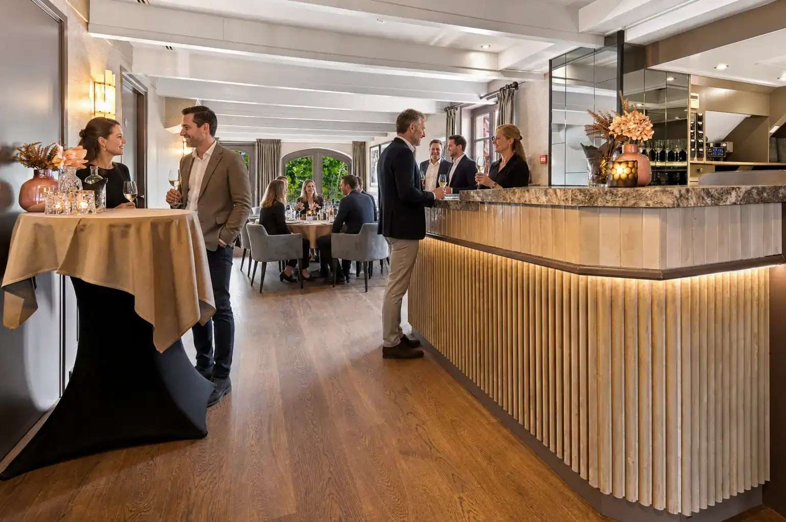 Borrelopstelling met statafels in de Torenzaal