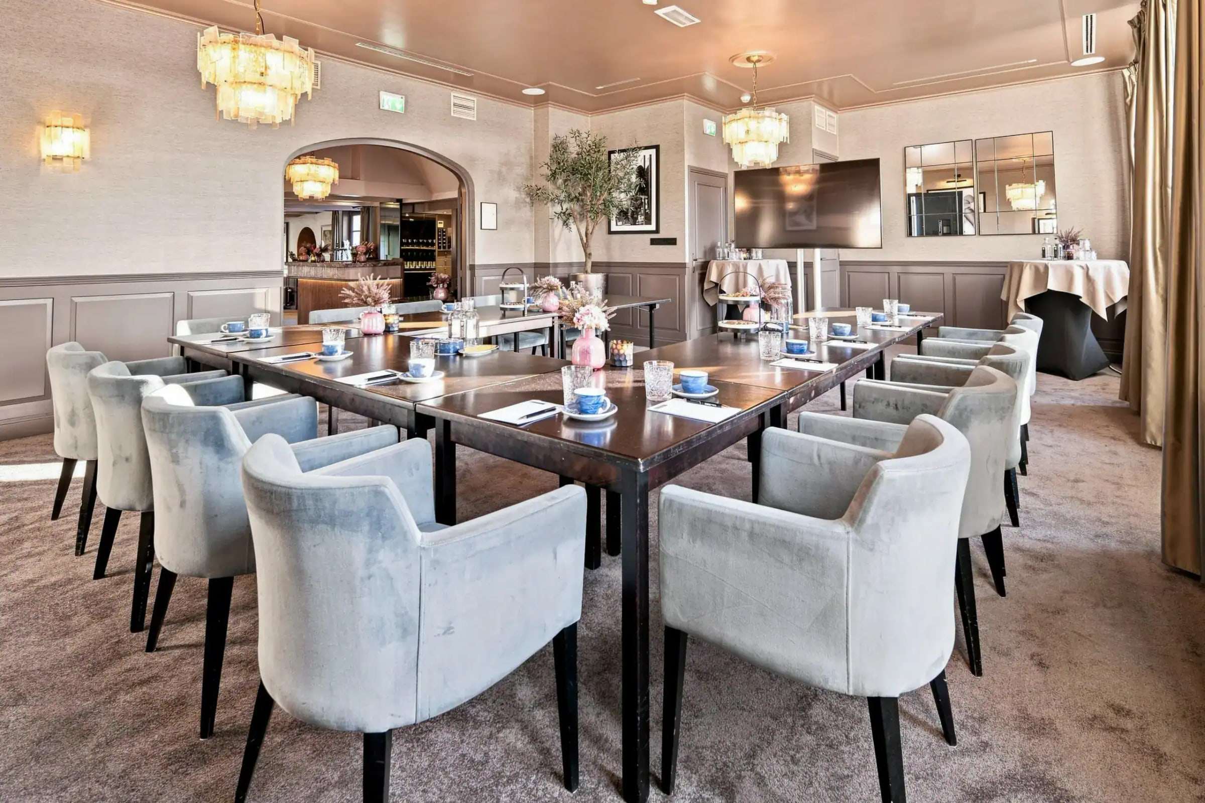 Torenzaal met lange gedekte tafel