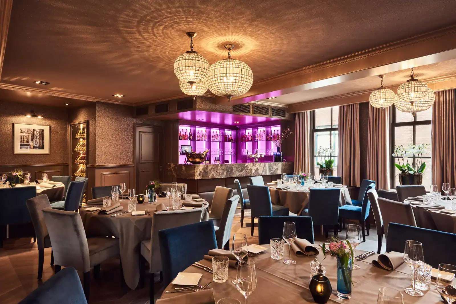Tuinzaal gedekt voor een diner